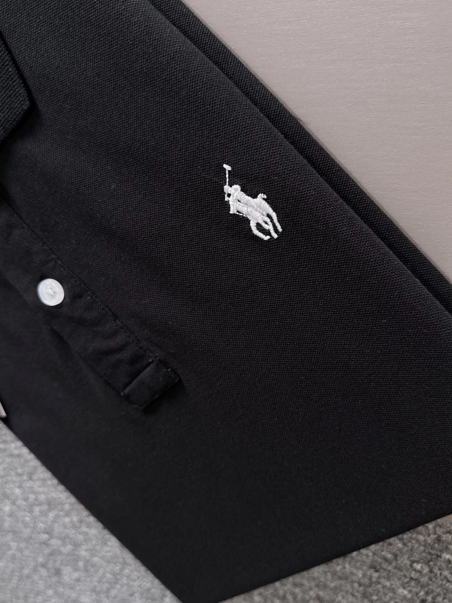 P190 🌸 (Always available) Ralph Lauren [High quality] Distinguished from ordinary fabrics on the market Men's pure cotton business casual solid color Short-sleeved T-shirt Lapel Polo shirt Men's summer essentials ✔ In a man's wardrobe, polo shirts must occupy an important place! When it comes to polo shirts made of pure cotton, Ralph Lauren is the perfect choice for comfort and quality ✔ The first choice for high quality! Classic basics that will never go out of style! Designed with classic solid colors, each color can easily match various occasions! Made of 240g pure cotton pique fabric, it is skin-friendly, comfortable and has good breathability, making summer wear refreshing and worry-free! The right shoulder style modifies the shoulder shape, enhances the style and temperament, and perfectly fits everyone's needs! Whether it is daily travel or business occasions, it is easy and versatile! The feeling of relaxation is even better. Everywhere you look, there are texture details! There are many colors to choose from, from stable dark colors to dynamic light colors, meeting the needs of different occasions! Exquisite workmanship, the improvement of one's own image is the pursuit of quality of life! , the details of the turning and wiring are also the original factory craftsmanship. Needless to say, the quality is after all, it is something from the original factory... If you like it, don’t miss it! For men, this type of short-sleeved Polo shirt is naturally indispensable!  All three standards are complete! Simple business casual essentials! Color: Black White Gray Royal Blue Size: M-2XL